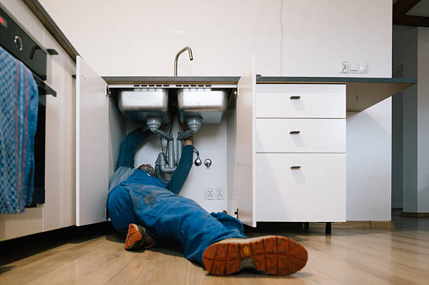 Professional Emergency Plumber technician working in Bethalto, IL